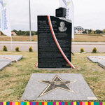 Obelisk z biało-czerwoną wstęgą. Widnieje na nim napis Feliks Stamm oraz opis osiągnięć sportowych 