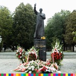 Wieńce złożone przed pomnikiem Jerzego Popiełuszko