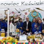 Marszałek Kosicki i kobiety z KGW z Juchnowca Kościelnego