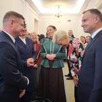 Prezydent Andrzej Duda, Pierwsza Dama, Marek Malinowski oraz grupa wieńcowa podczas wspólnej rozmowy