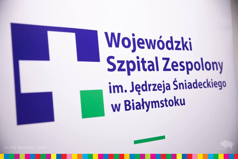 Tablica z napisem Wojewódzki Szpital Zespolony im. Jędrzeja Śniadeckiego w Białymstoku