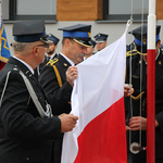 Strażacy zawieszają na maszt flagę Polski