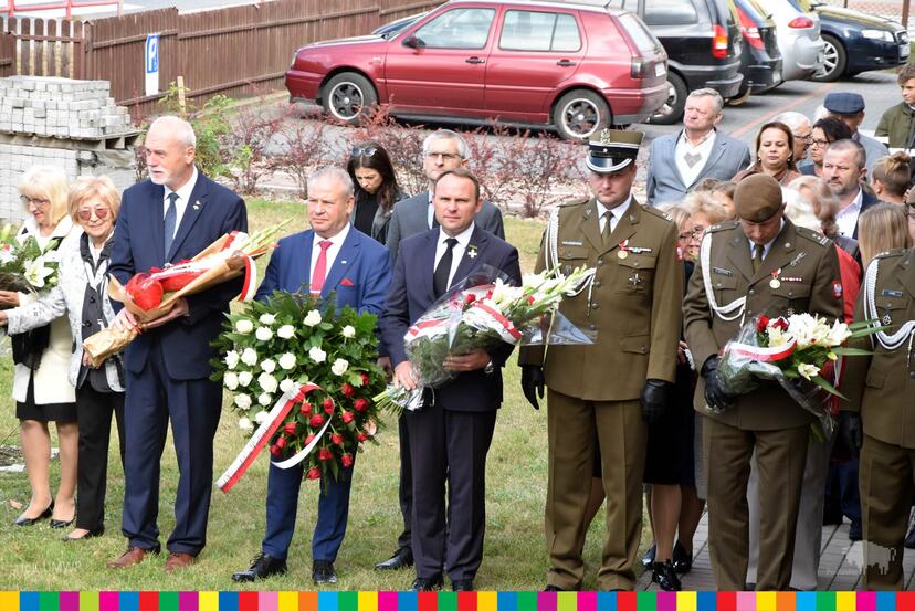 wicemarszałek Marek Olbryś składa kwiaty wraz z innymi osobami uczestniczącymi w wydarzeniu
