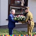 wicemarszałek Marek Olbryś przekazuje wiązankę kwiatów chłopakowi w mundurze 