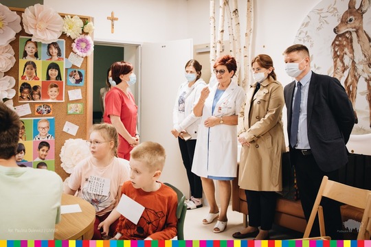 Grupa osób podczas odwiedzin dzieci w szpitalu