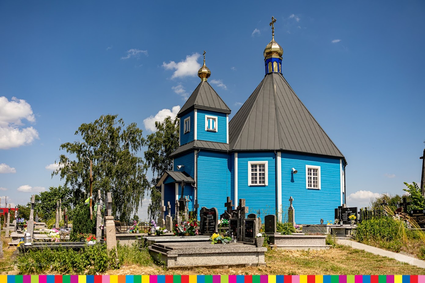 Niebieska cerkiew ze złotymi kopułami
