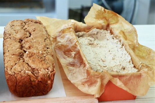 Świeżo upieczony chleb po lewej. po prawej ciasto na chleb w foremce.